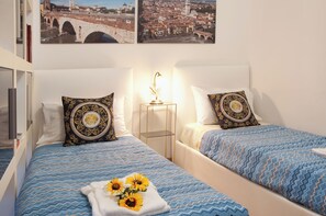 1 habitación, caja de seguridad en la habitación y escritorio 