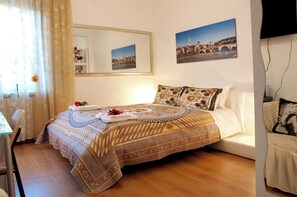 1 Schlafzimmer, Zimmersafe, Schreibtisch, Reisekinderbett