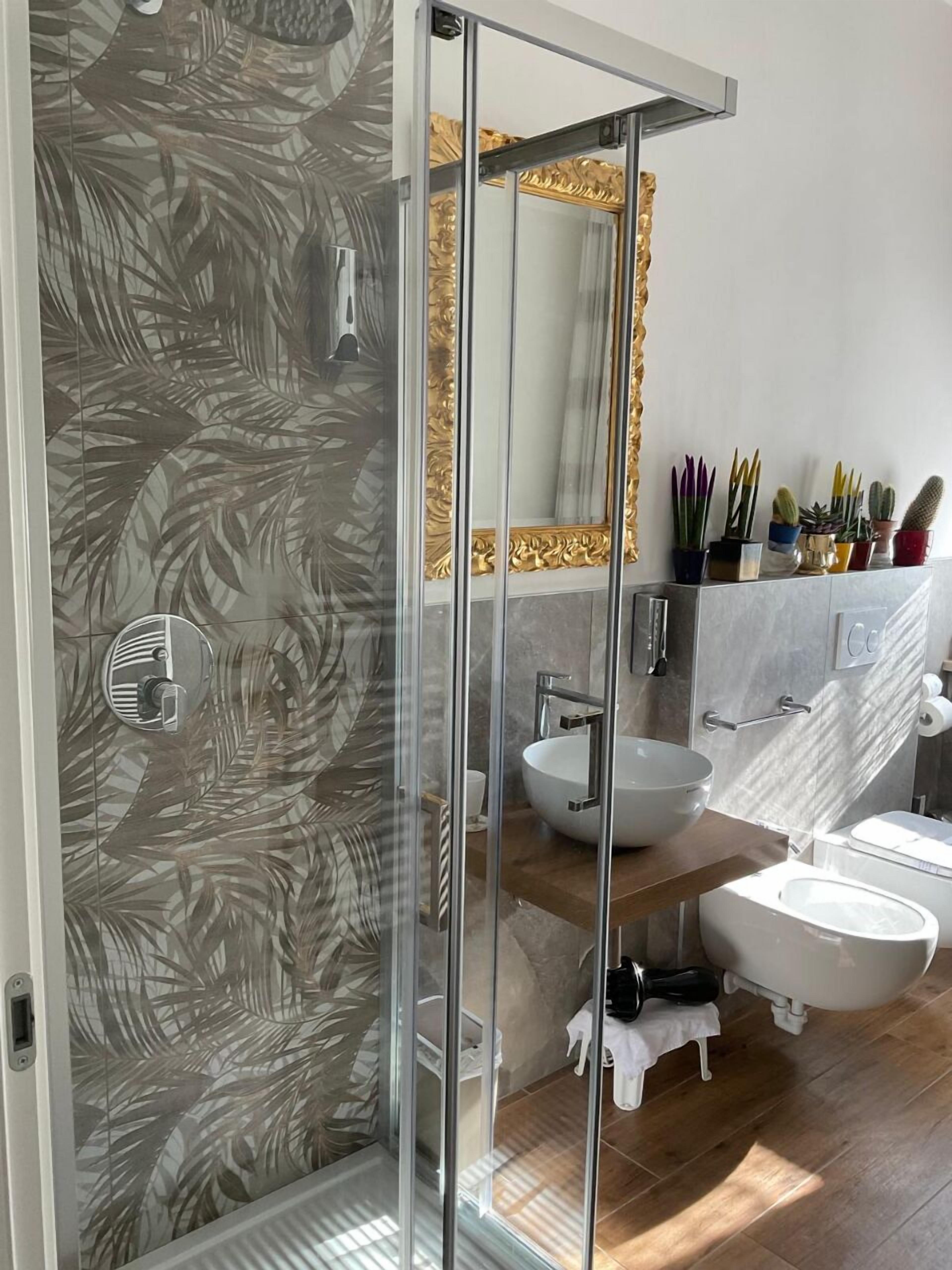 Douche, articles de toilette écologiques, sèche-cheveux, bidet