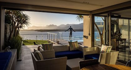 Charming 4-bedroom villa with WiFi, AC in serene Hermanus