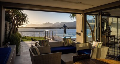 Charming 4-bedroom villa with WiFi, AC in serene Hermanus