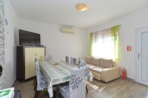 Apartment, 3 Bedrooms, Smoking, Balcony | Dining room
