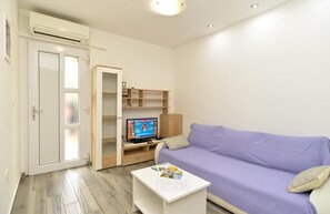 Apartment, 2 Bedrooms, Smoking, Terrace | Living room