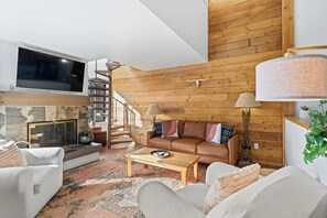 Apartment (2 Bedrooms) | Front of property - Plaza #1409 (Keystone)