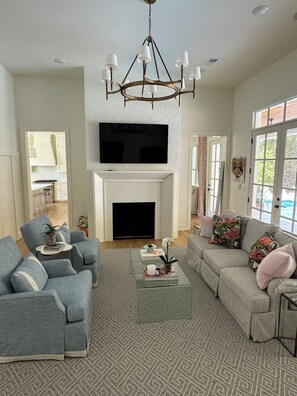 Een smart-tv en een open haard