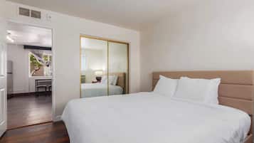 Comfort Room, 1 King Bed | Individually decorated, individually furnished, blackout drapes