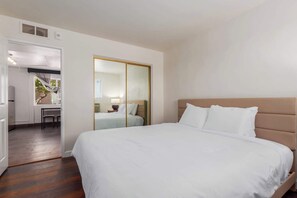 Habitació Comfort, 1 llit de matrimoni gran | Decoració individual, mobiliari individual i cortines opaques 