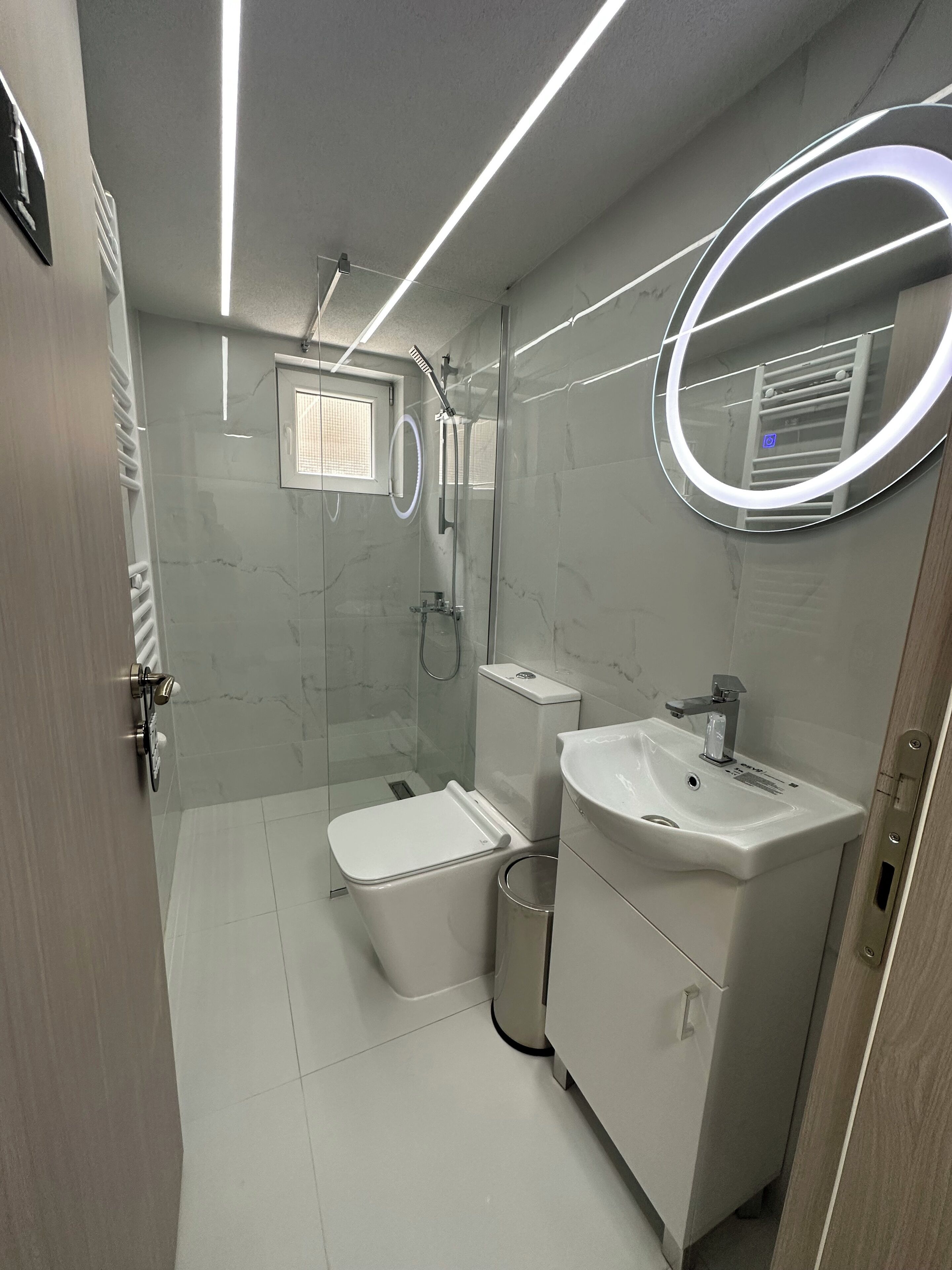 Ducha, secador de pelo, toallas, jabón