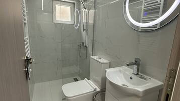 Dusche, Haartrockner, Handtücher, Seife