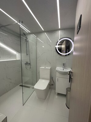 Shower, hair dryer, towels, soap - Next Rooms (Skopje)