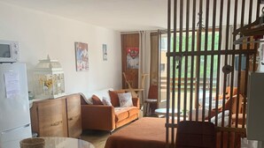 Una stanza accogliente con un letto, un tavolo da pranzo e un angolo cottura.