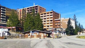 Un edificio a più piani con una funivia sullo sfondo.