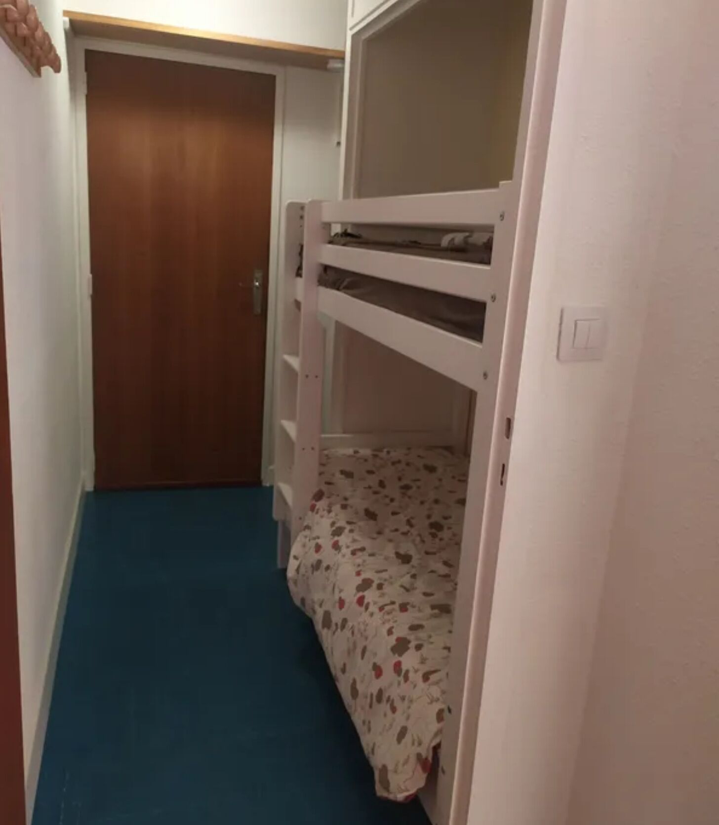 1 quarto, escrivaninha, ferros/tábuas de passar roupa