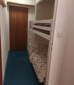 1 habitación, escritorio y tabla de planchar con plancha 