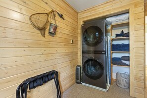 Interior de fusta amb una rentadora i un escuraprius.