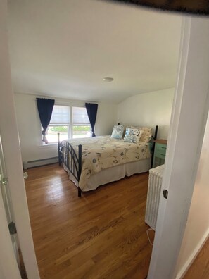 2 bedrooms, WiFi, bed sheets - 2 bedroom house in W Falmouth, Directly on Shining bike path, bike 2 beach. (Falmouth)
