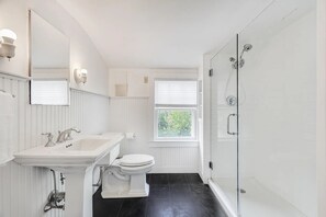 Een douche, een haardroger, handdoeken, zeep