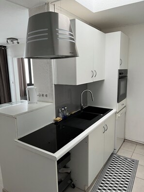 Micro-ondes, four, plaque de cuisson, lave-vaisselle