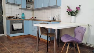 Jääkaappi, uuni, liesi, vedenkeitin