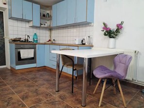 Kjøleskap, ovn, kokeplater og vannkoker