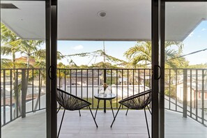 Property grounds - June Special! Modern 4BR - Private Yard & Grill, Near Coral Gables & MIA Airport (Miami)
