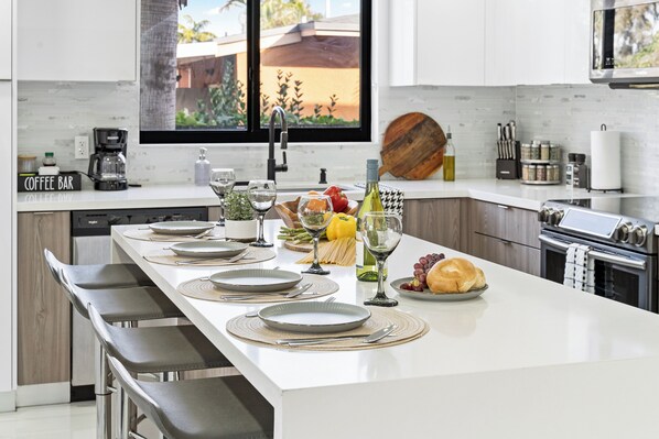 冷蔵庫、電子レンジ、オーブン、コンロ