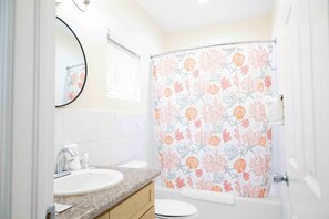 Séchoir à cheveux, serviettes fournies, savon, papier de toilette