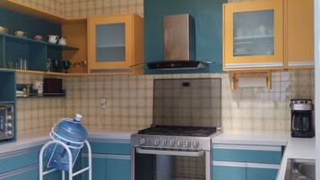 Microwave, oven, dishwasher, coffee/tea maker