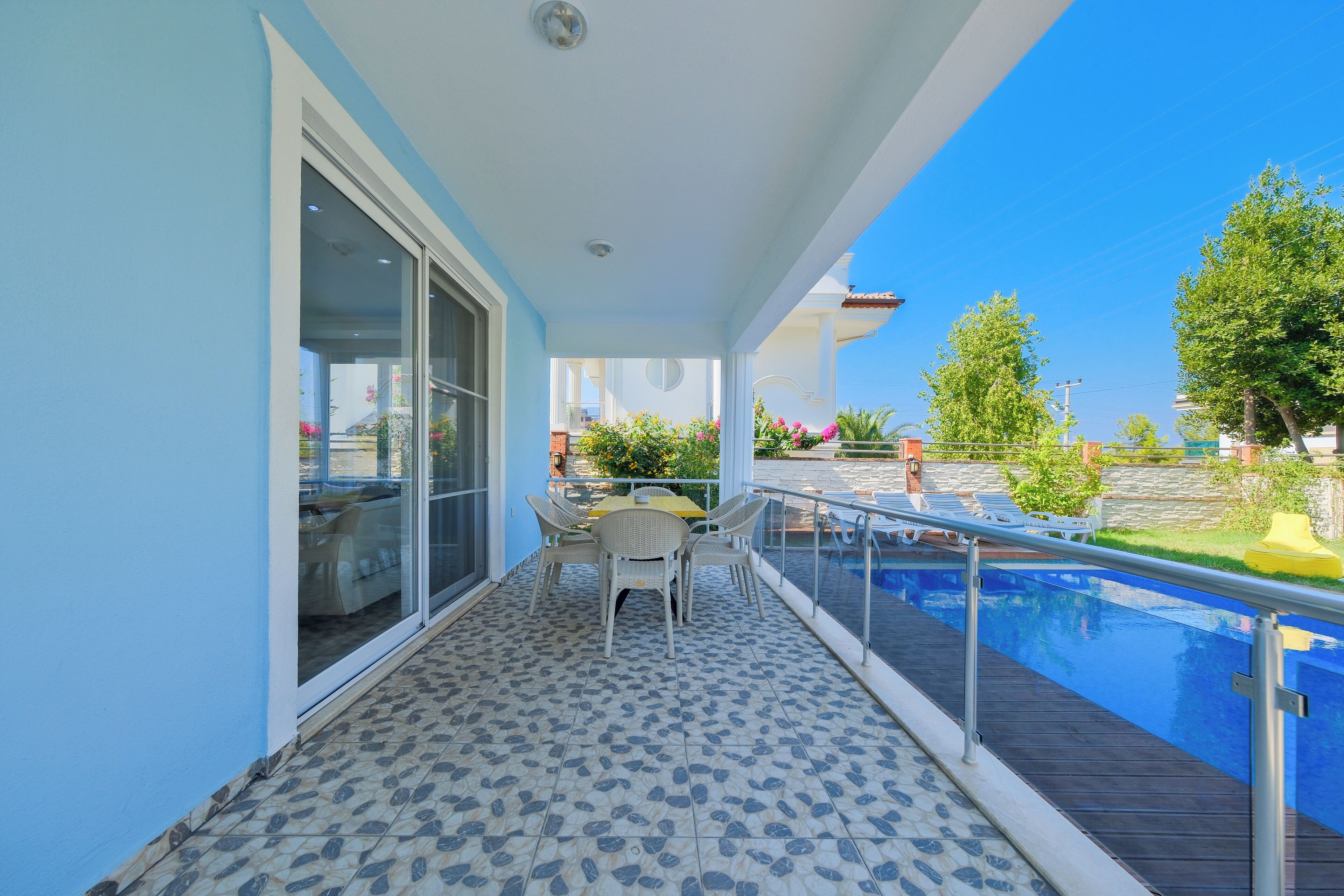 Perhehuvila, yksityinen uima-allas, näköala puutarhaan | Terassi/patio