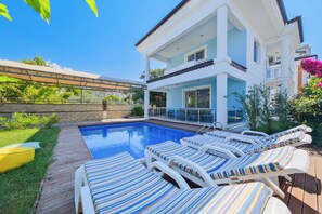 Familievilla - privat pool - udsigt til have | Terrasse/gårdhave