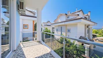 Villa Familiale, piscine privée, vue jardin | Terrasse/Patio