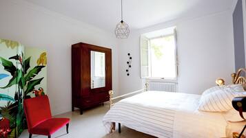 2 habitaciones, caja de seguridad en la habitación y escritorio
