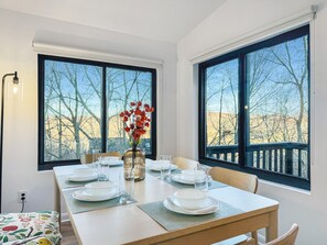 Dining - Nature Views Washer, Dryer, Balcony 1 Purg #6 (Vernon)