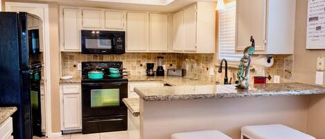 Refrigerador, microondas, horno y parrilla de estufa