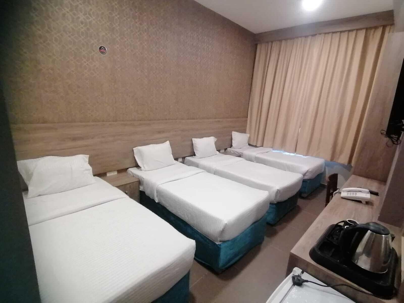 Habitación cuádruple básica | Ropa de cama hipoalergénica y camas con pillow-top 