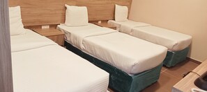 Basic Triple Room | Hypo-allergenic bedding, pillow-top beds, in-room safe - Rafef Aldyafa hotel (Makkah)