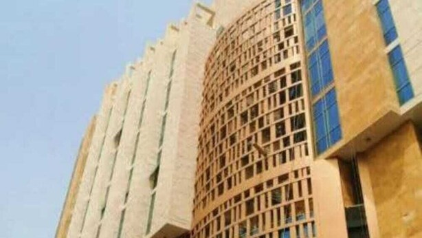 A building with a curved facade, large windows, and a grid-like pattern on one side. - Rafef Aldyafa hotel (Makkah)