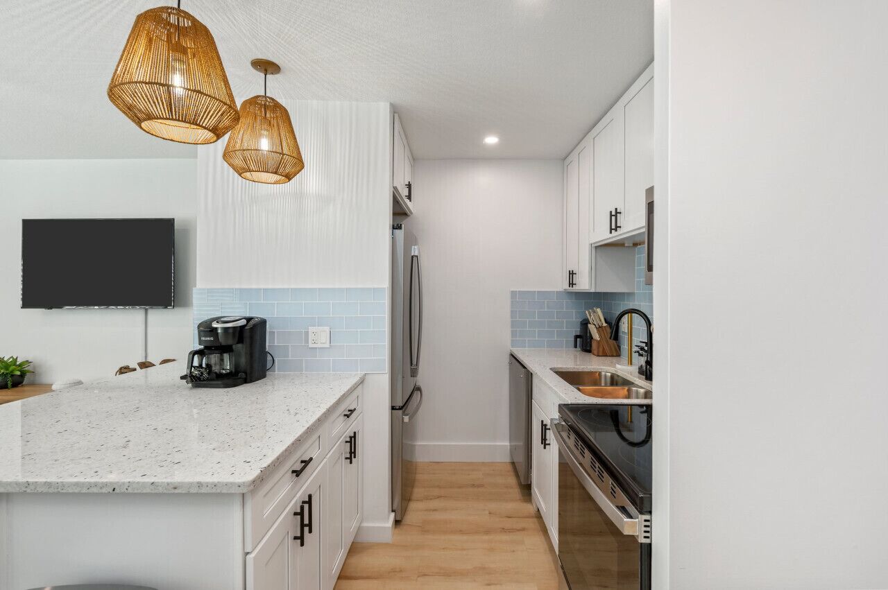 冷蔵庫、電子レンジ、オーブン、コンロ