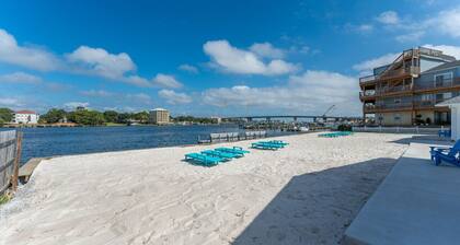 Waterfront Getaway w/ Pool Access – Bluefish #2