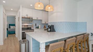 Kjøleskap, mikrobølgeovn, ovn og kokeplater