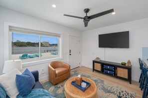 TV - Unit #5 Waterfront + Heated Pool and Spa Access (Fort Walton Beach)
