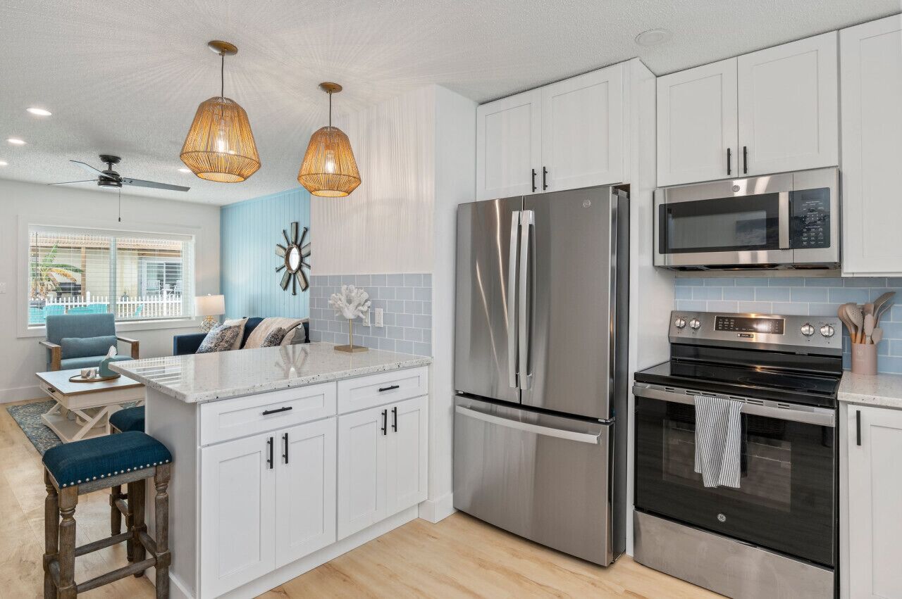 Kjøleskap, mikrobølgeovn, ovn og kokeplater