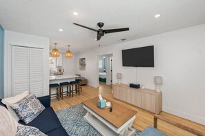 TV - Unit #3 Waterfront + Heated Pool and Spa Access (Fort Walton Beach)
