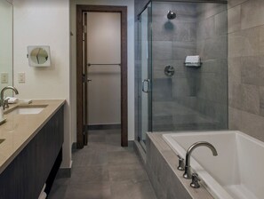 Haartrockner, Handtücher, Toilettenpapier