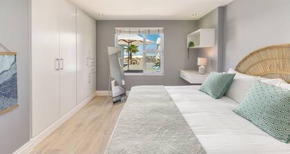 Spacious Beachfront Family Villa: Pool, Braai, Pizza Oven, 1-Min Walk to Beach