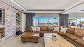 Smart TV, chimenea, libros y estéreo