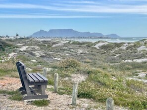 Sulla spiaggia, lettini da mare, teli da spiaggia