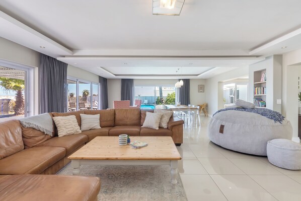 Smart-TV, Kamin, Bücher, Stereoanlage