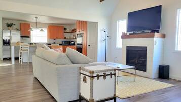 Smart-TV, Kamin, TischfuĂball, BĂŒcher