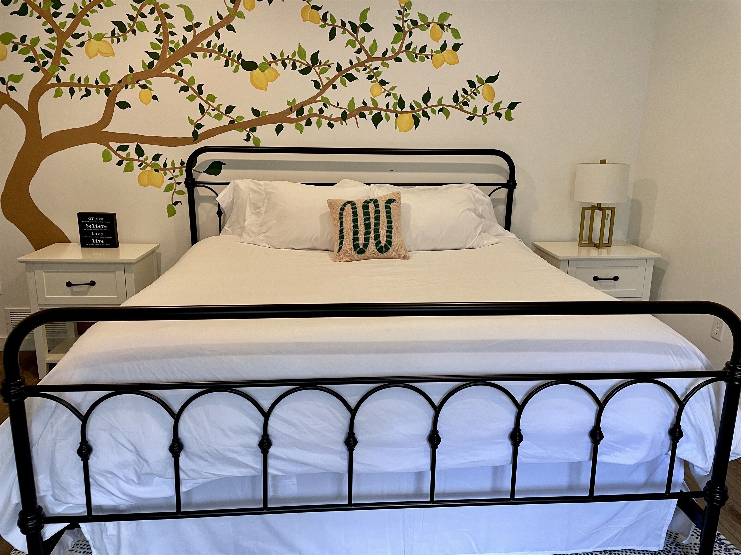 3 soverom, skrivebord, strykejern/-brett og reiseseng for barn